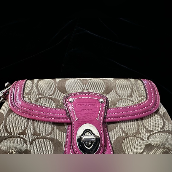 Coach Pink Leather Trim Kiss Lock Wristlet - Picture 4 of 8
